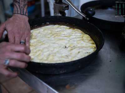 Il dipendente 26enne Giuseppe recupera invece le pagnotte per la focaccia pronte per essere stese nelle teglie piene di olio